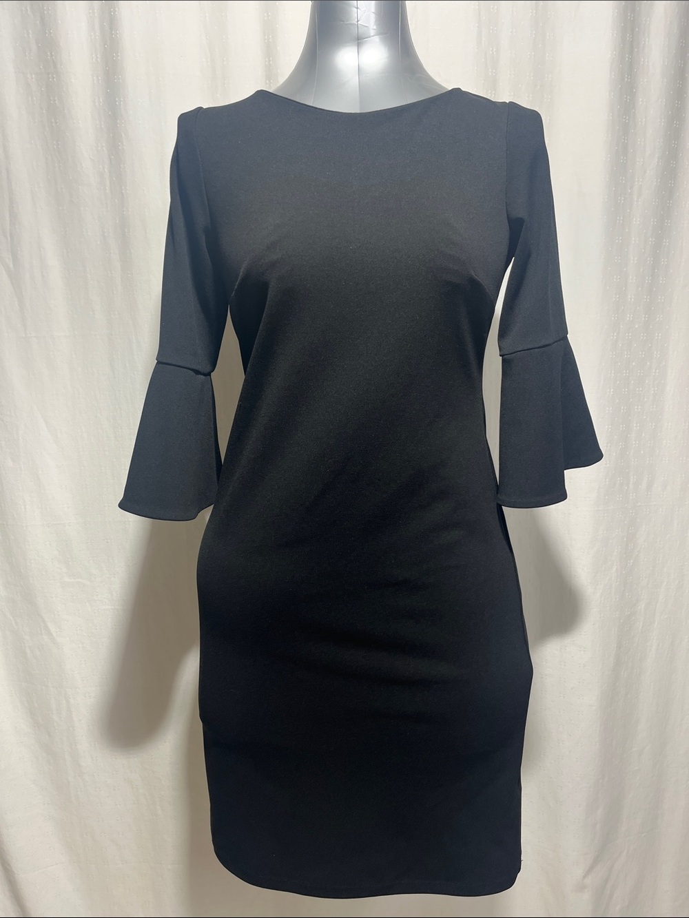 Ladies Shelby & Palmer Black Bell-Sleeve Sheath Dress. Size 8 Party prom 1135